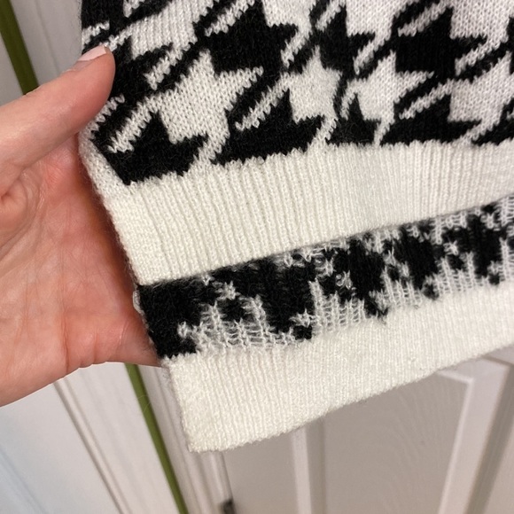 William Rast Geometric Black and White Cropped Sweater Women’s Size Medium - Picture 4 of 6